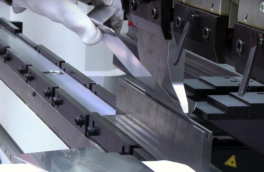 Obróbka na prasach CNC - co to jest i dlaczego warto ją stosować?