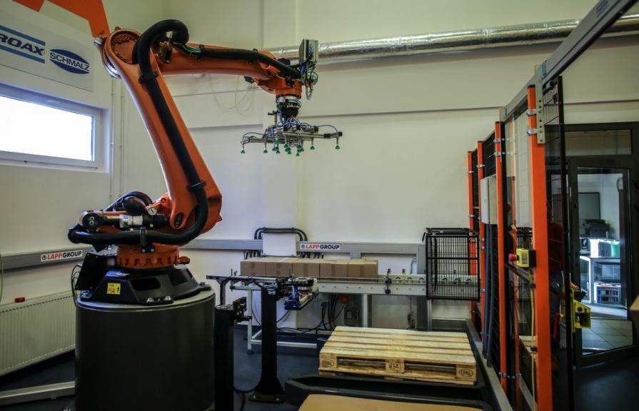 Wzorcowe stanowisko paletyzacyjne KUKA 